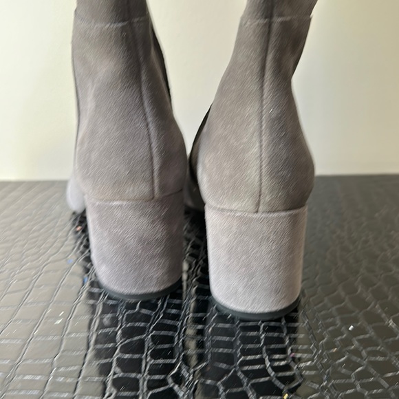 Clarks Tall Grey Suede Boot. US SZ 7.5 - Picture 4 of 7